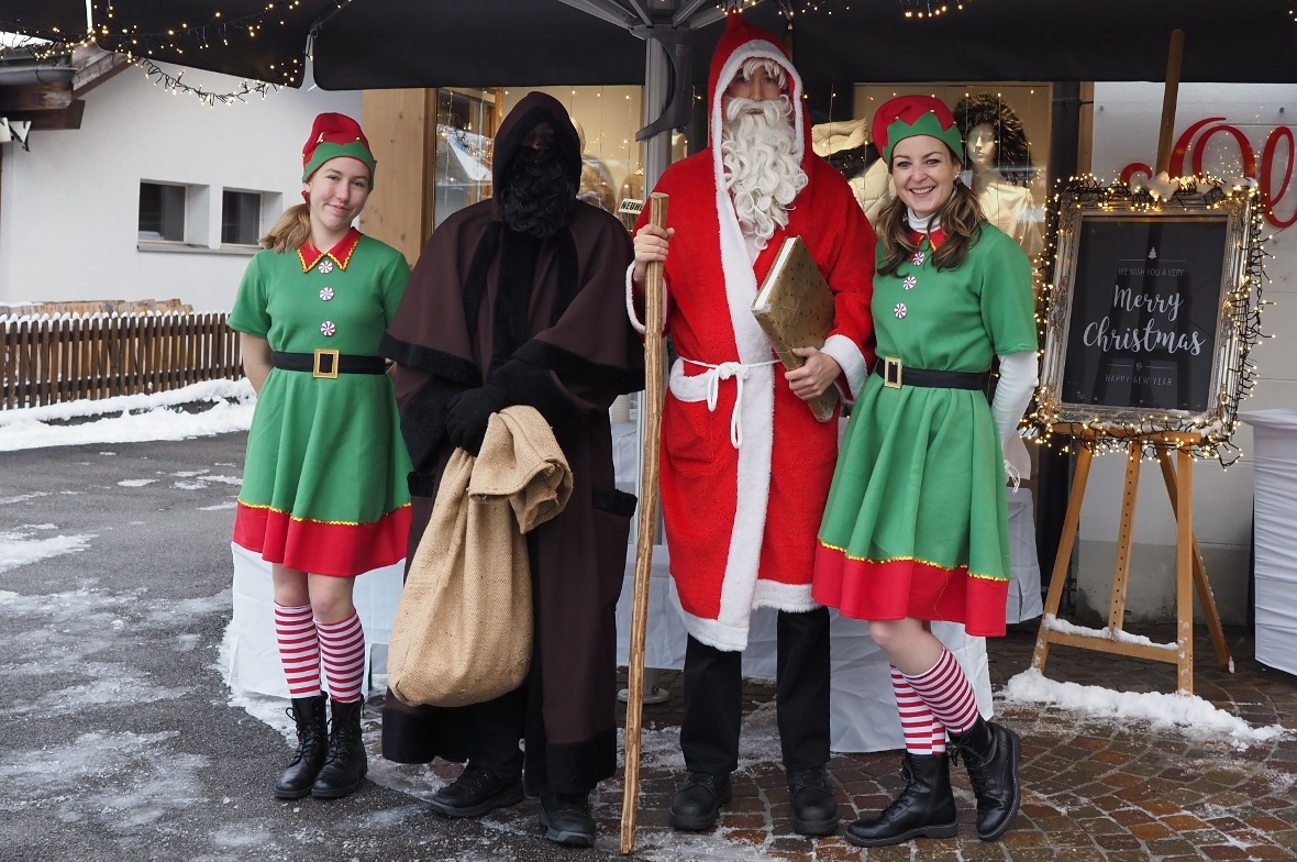 Der Samichlous und sein Begleiter Schmutzli brachten die Vorfreude auf Weihnachten mit ins Simmental. So wurden sie unter anderem bei Alices Gwunderland und La Boutique angetroffen.