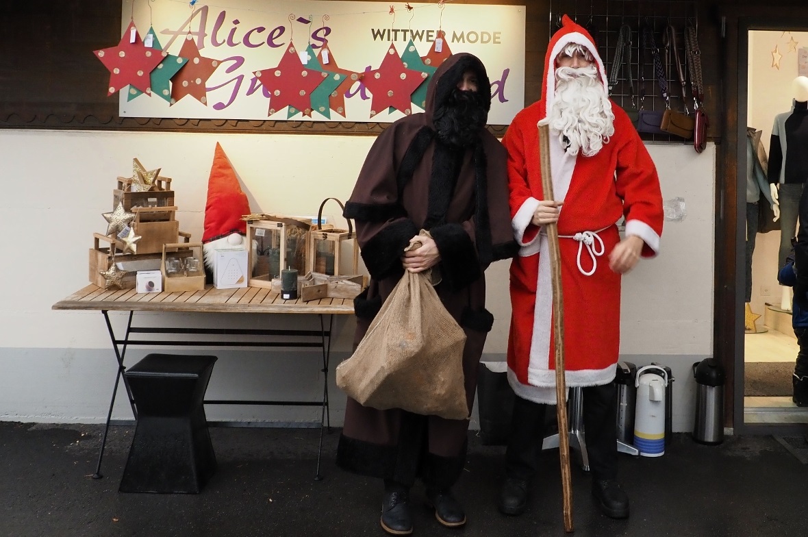 Der Samichlous und sein Begleiter Schmutzli brachten die Vorfreude auf Weihnachten mit ins Simmental. So wurden sie unter anderem bei Alices Gwunderland und La Boutique angetroffen.