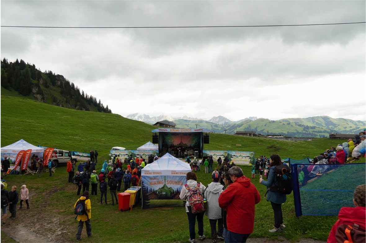 Der Samstag war zeitweise verregnet, was der Stimmung vor der Hauptbühne auf dem...