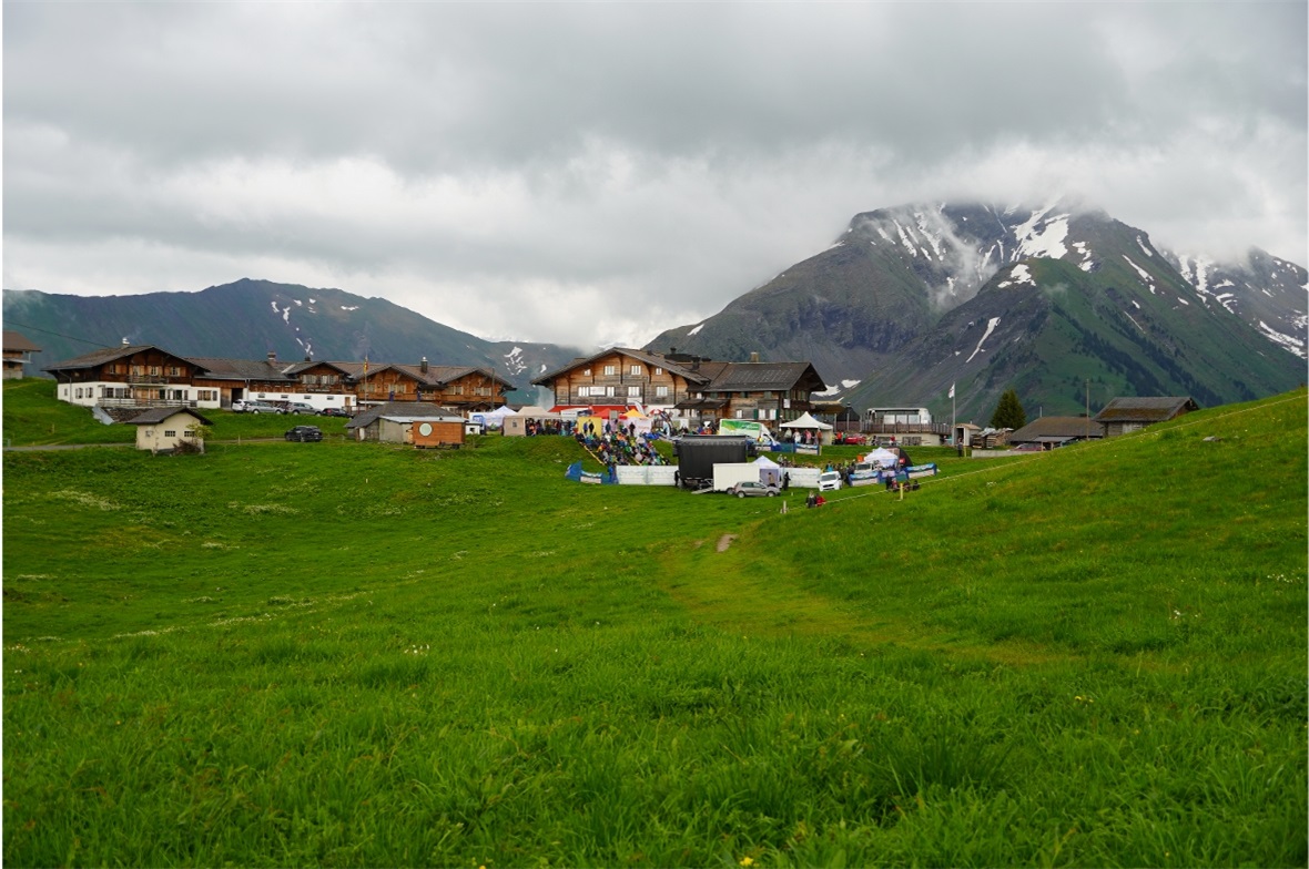 Der Samstag war zeitweise verregnet, was der Stimmung vor der Hauptbühne auf dem...