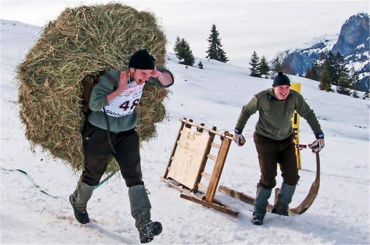 Der Schlitten von Team Rössli sieben mit Erwin Teilkäs und und Nicolas Schütz ze...