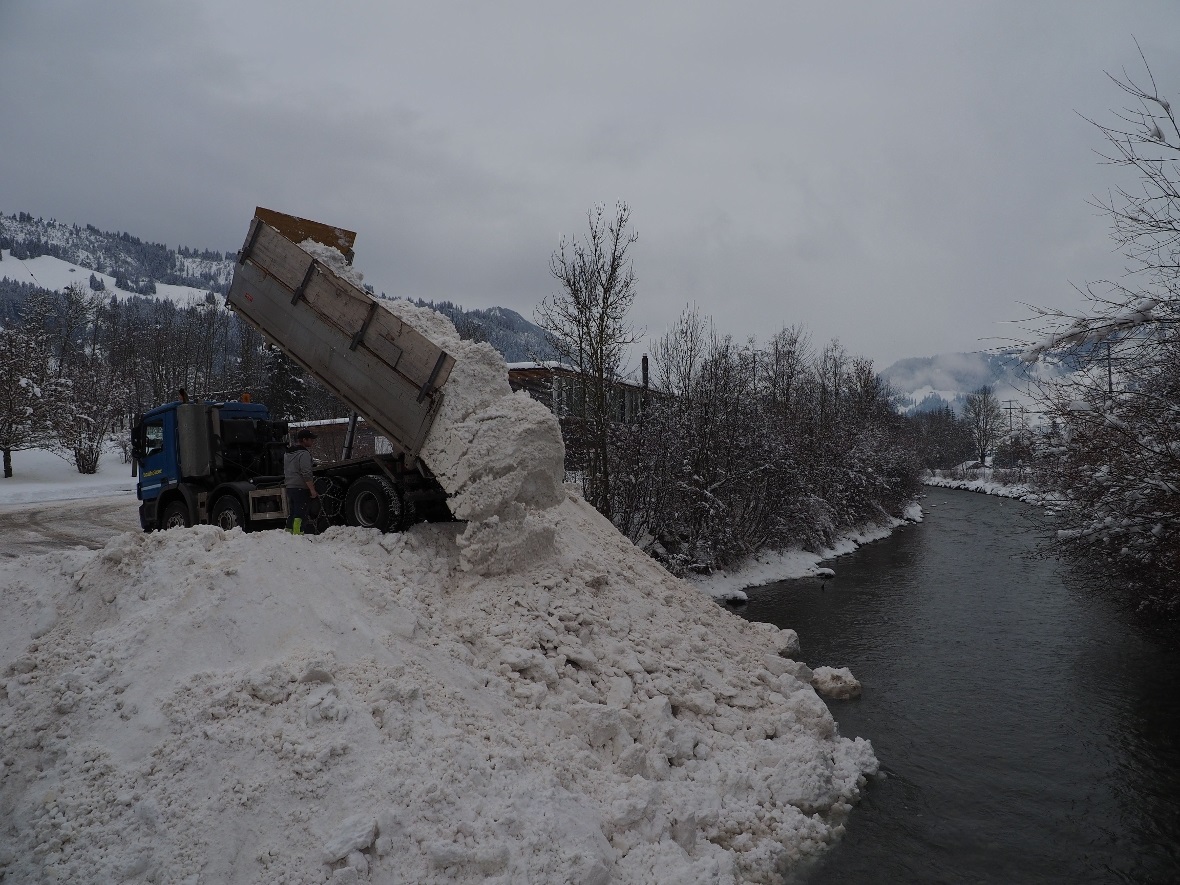 Der Schnee aus dem Dorf Zweisimmen wird von den LKWs der diversen Transportfirme...