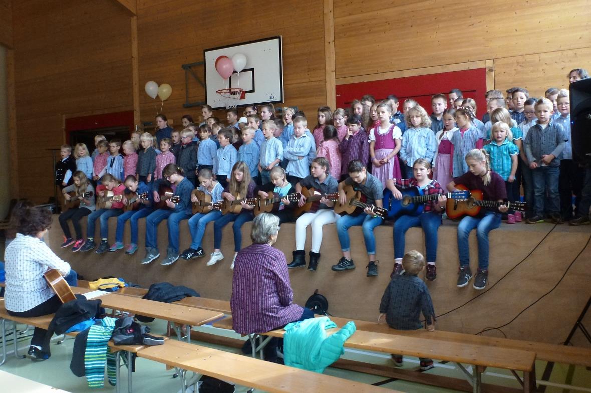 Der Schülerchor sang zur Schulhaus-Einweihung das «Diemtigtaler Schullied».