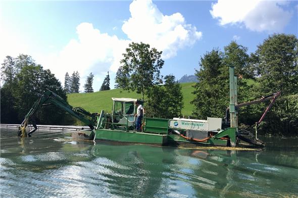Der Schwimmbagger bei der Testbaggerung im Sommer 2020.