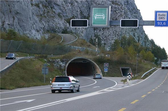 Der Simmenfluhtunnel der A6 in Richtung Wimmis.
