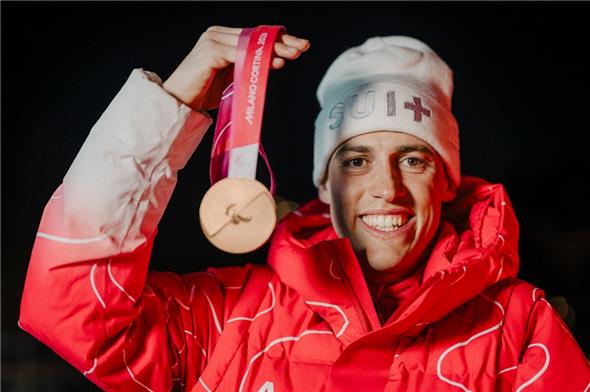Der Snowboardcrosser Aron Fahrni, der schon einige Saisons Snowboardlehrer an der Lenk war, strahlt mit seiner Bronzemedaille in Cortina um die Wette.