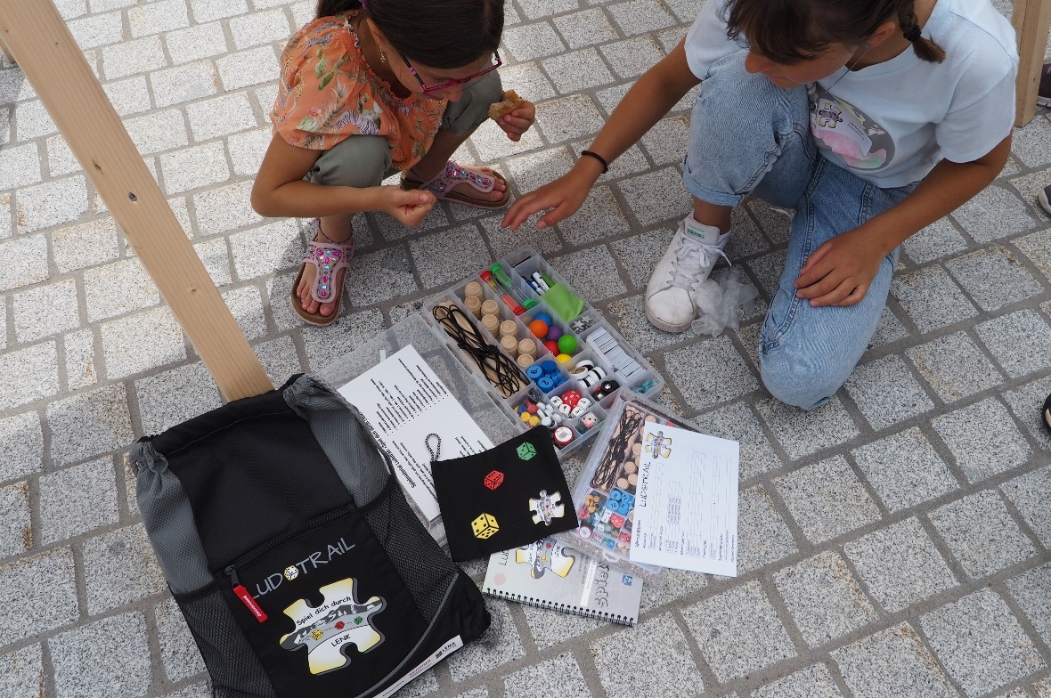 Der Spielerucksack ist mit Materialbox, Schlüsseln für die Spielekoffer an den P...