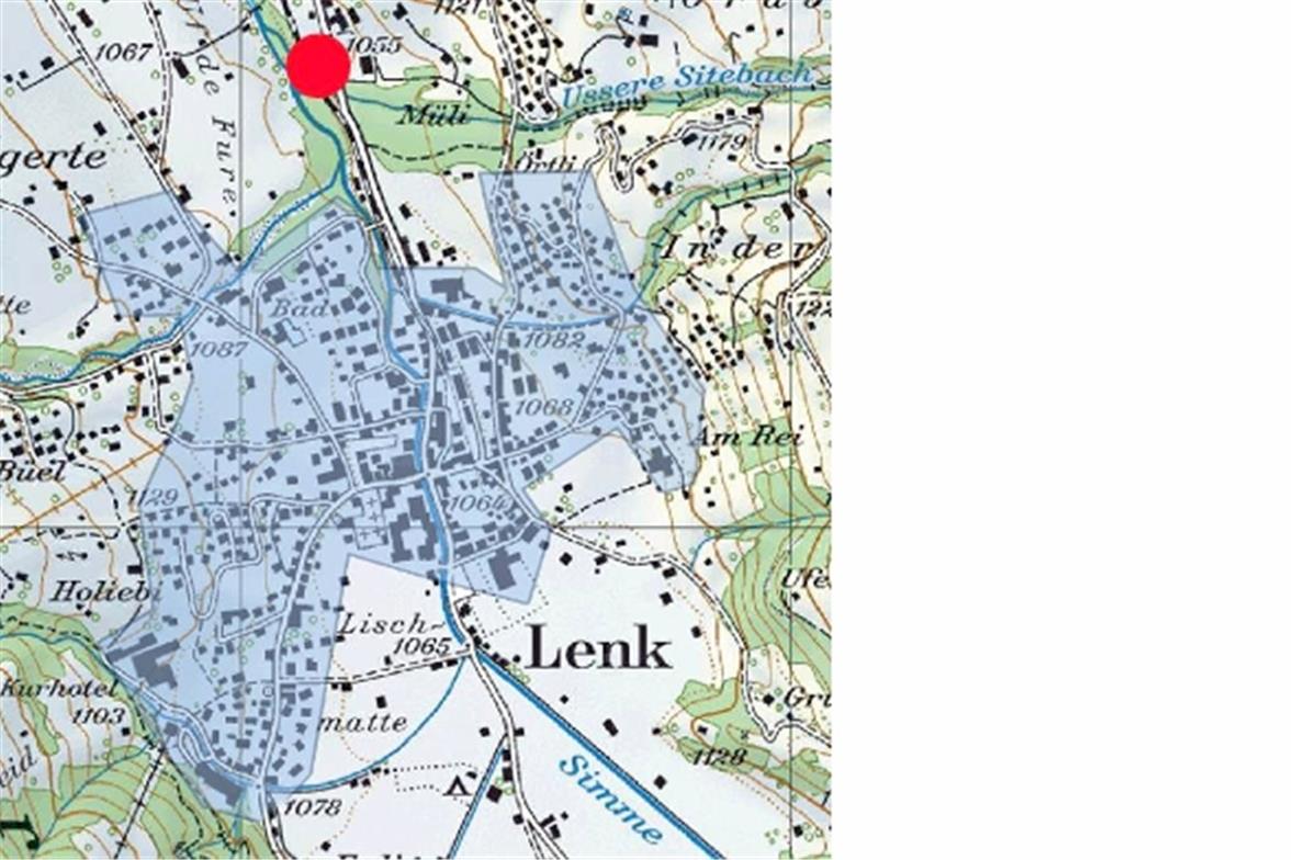 Der Standort der Heizzentrale ist rot markiert. Die blau hinterlegte Fläche könnte versorgt werden.