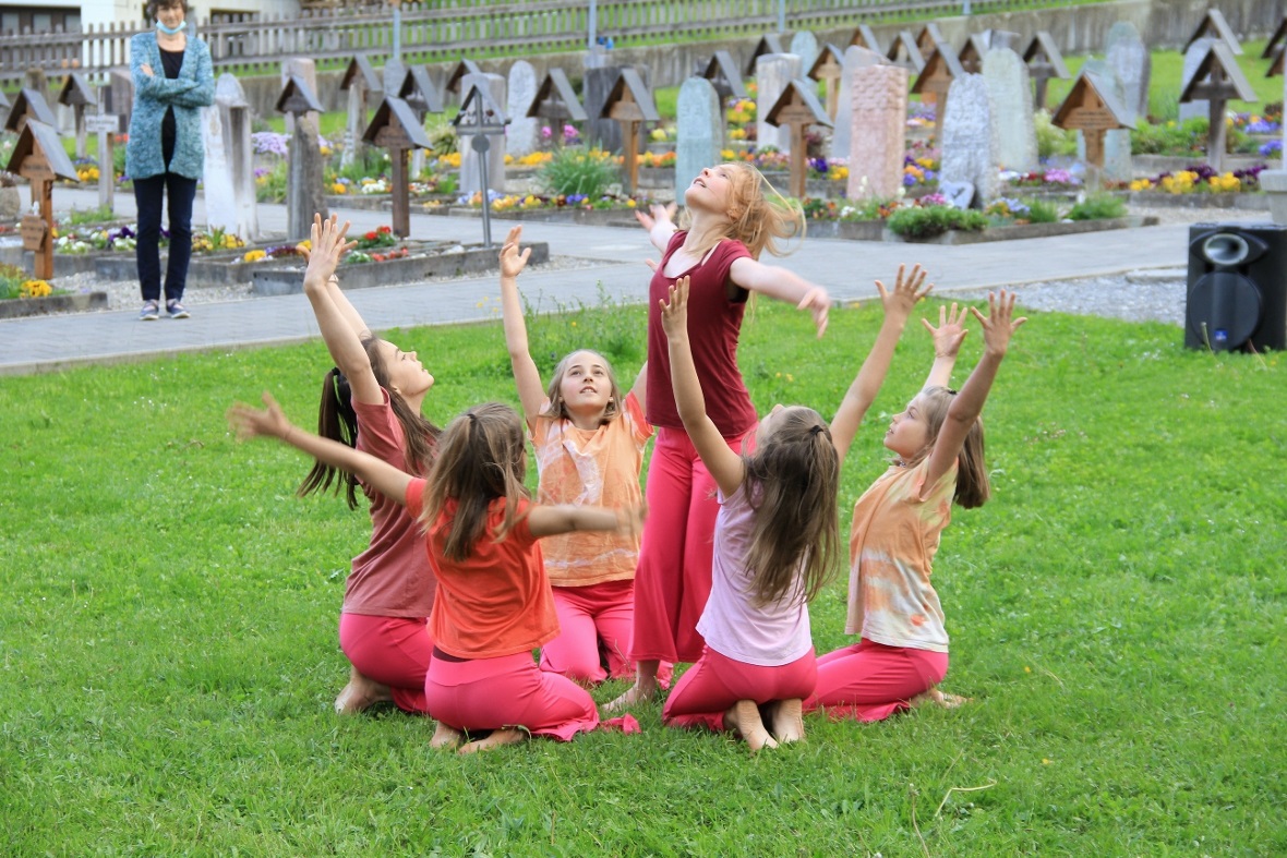 Der Tanz der Kindershowgruppe Lava Geckos an der Kirche St. Stephan.