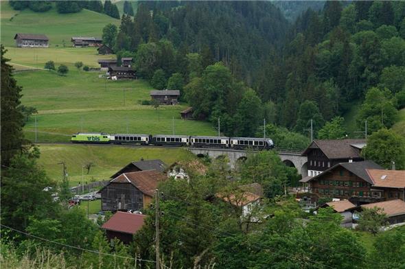 Der Testzug des GoldenPass Express am 8. Juni auf dem Viadukt in Garstatt bei Boltigen.