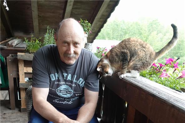 Der Tier- und Menschenfreund Roland Beetschen zuhause an der Lenk.