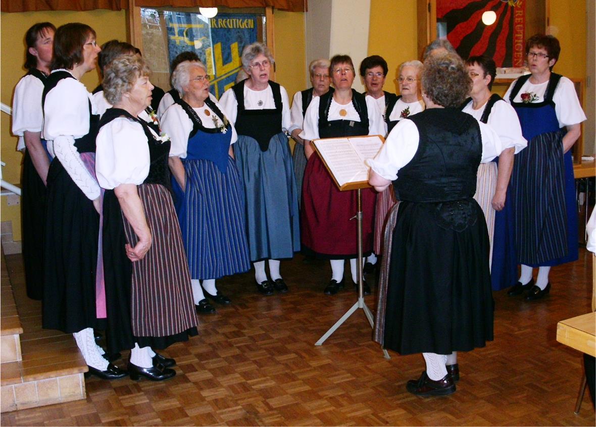 Trachtengruppe Oey-Diemtigen löst sich auf Der Trachtenchor Reutigen begrüsst die Versammlungsteilnehmer/innen.