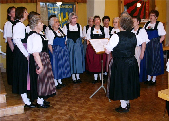Der Trachtenchor Reutigen begrüsst die Versammlungsteilnehmer/innen.
