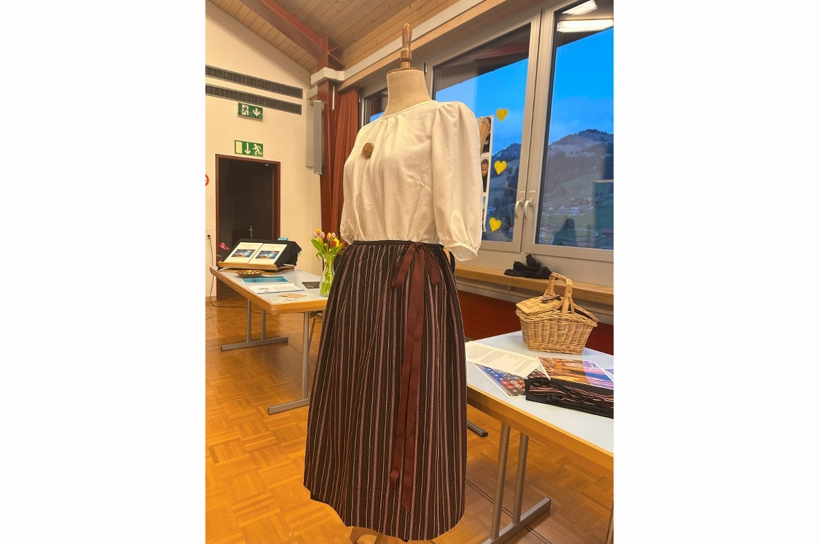 Der Trachtenschurz wurde nicht nur genäht. Die Produzentin ging noch einen Schri...