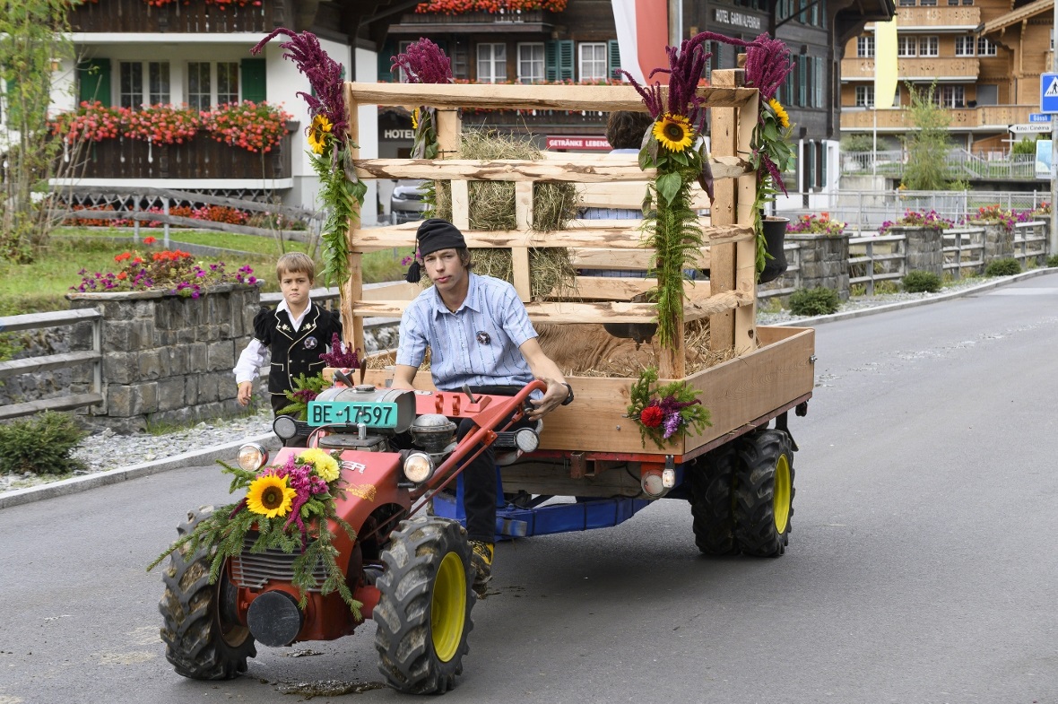 Der Traktor von Florian Matti und Armin Christeler bei der Züglete.