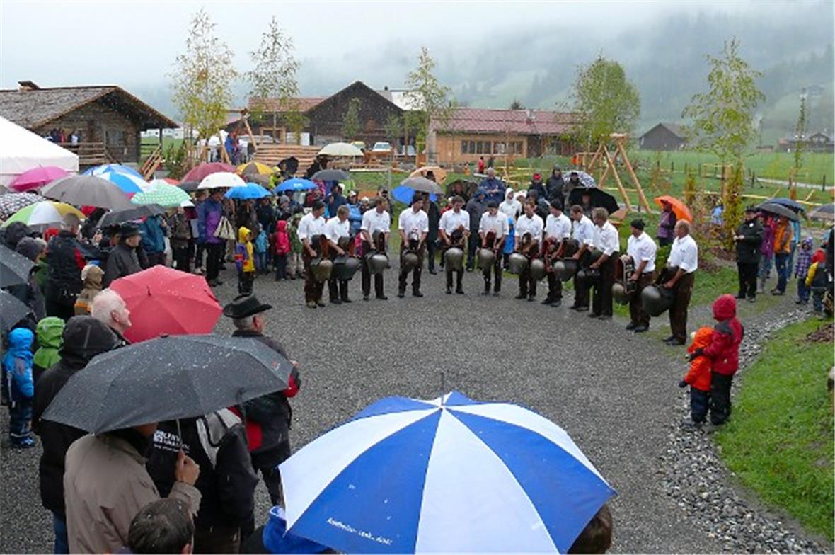 Der Treichlerklub Lenk eröffnete den Alpkultur-Spielplatz mit ihren Glockenkläng...