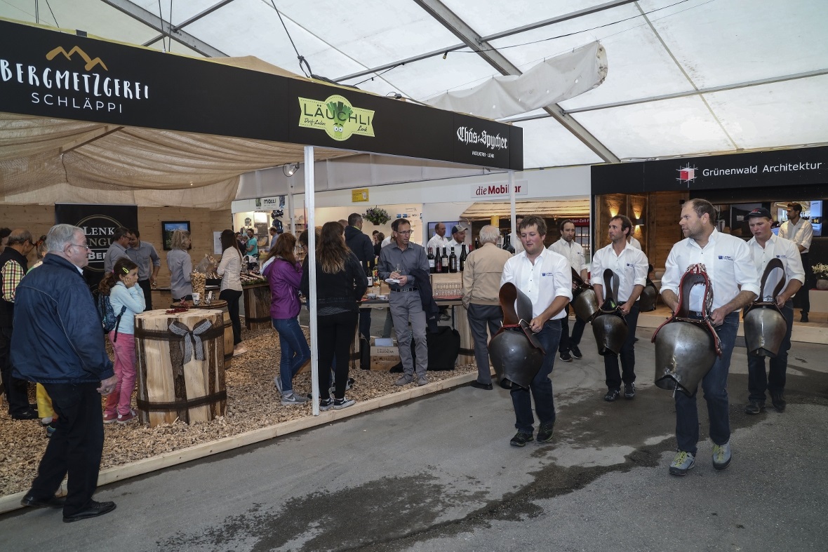 Der Treichlerklub Strubelgruess Lenk eröffnet die Ausstellung.