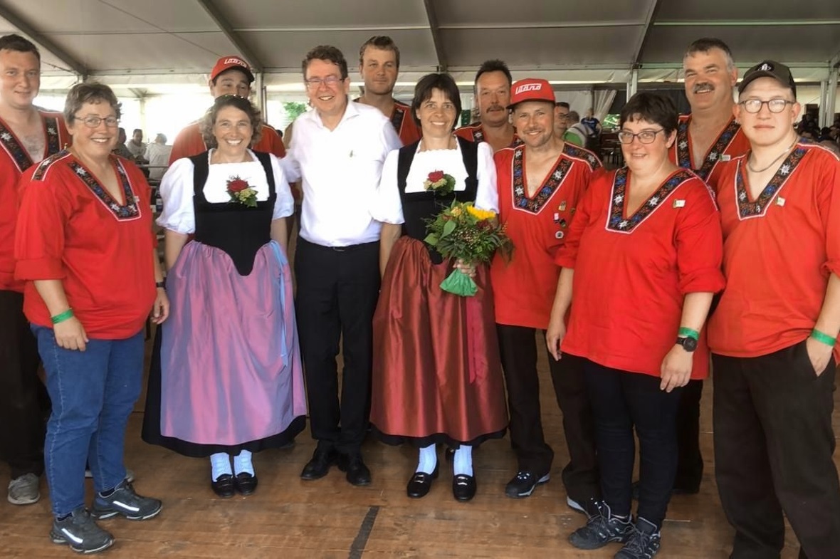 Der Treichlerklub Zweisimmen auf dem Erinnerungsfoto vom Eidgenössischen Trychlertreffen – mit Bundesrat Albert Rösti als Gast in der Mitte.