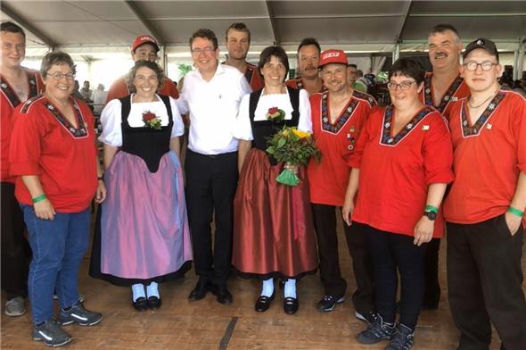 Der Treichlerklub Zweisimmen auf dem Erinnerungsfoto vom Eidgenössischen Trychlertreffen – mit Bundesrat Albert Rösti als Gast in der Mitte.