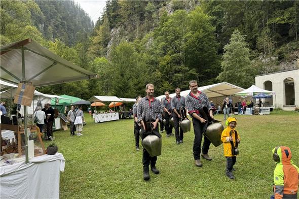 Der Trichlerklub beim Umzug am Badmärit.