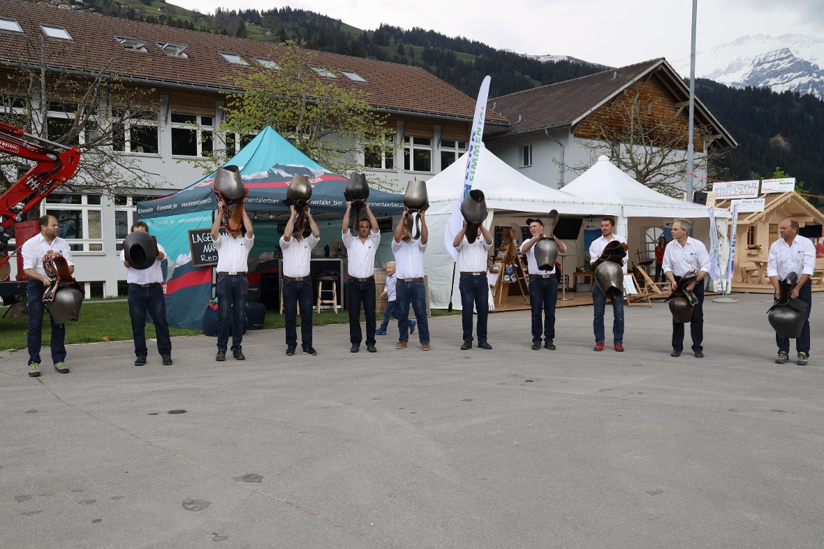 Der Trichlerverein Strubelgruess hat die Gewerbeausstellung an der Lenk eingeläu...