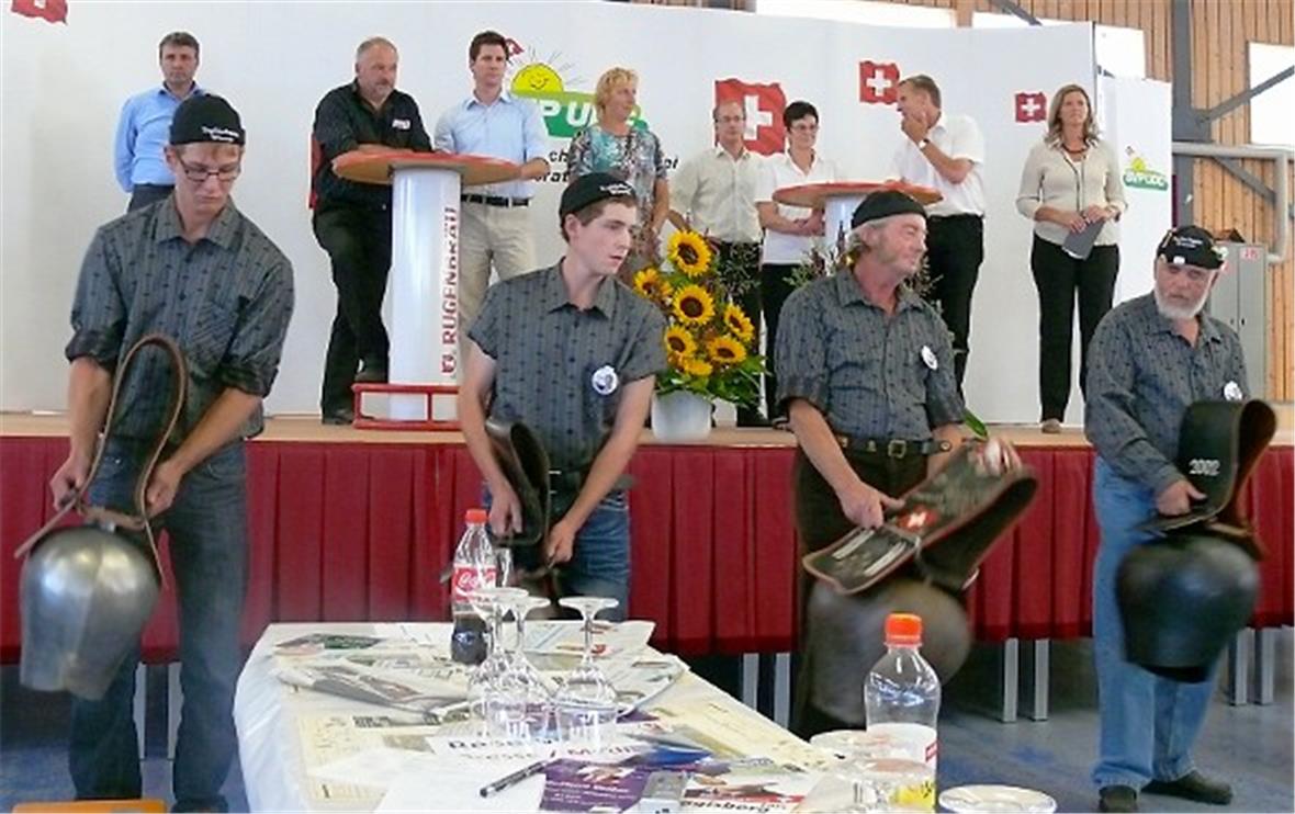 Der Trychlerklubs Wimmis stiehlt optisch wie akustisch den Nationalratskandidaten die Show.