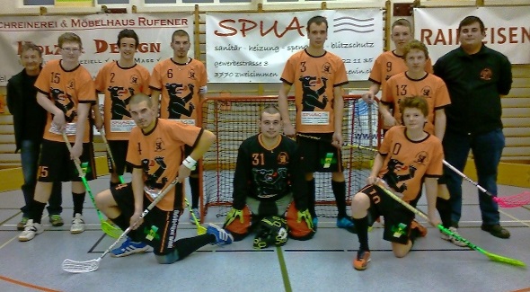 Der UHC Obersimmental mit den neuen Matchtrikots.
