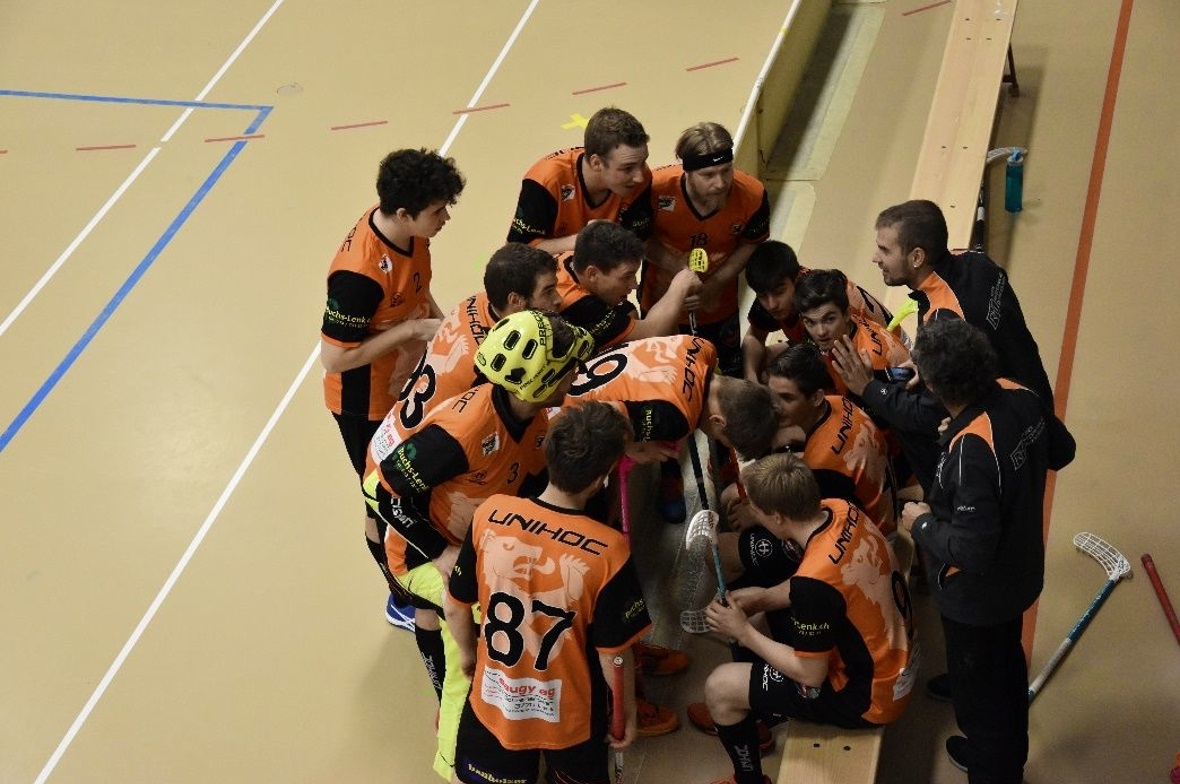 Der UHC Obersimmental nach dem Ausgleich zum 5:5 gegen den Leader beim Time-out.