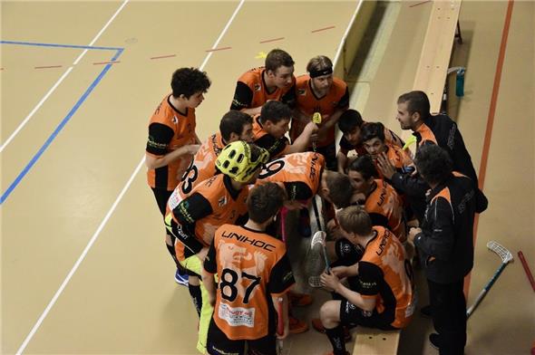 Der UHC Obersimmental nach dem Ausgleich zum 5:5 gegen den Leader beim Time-out.