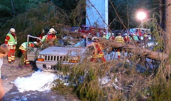 Der Übungsleiter und Strassenrettungschef Markus Mösching liess mit seinen Helfern ein reales Übungsszenario aufbauen. Der Aufwand lohnte sich, denn nur so konnten verschiedene Varianten durchgespielt und besprochen werden.