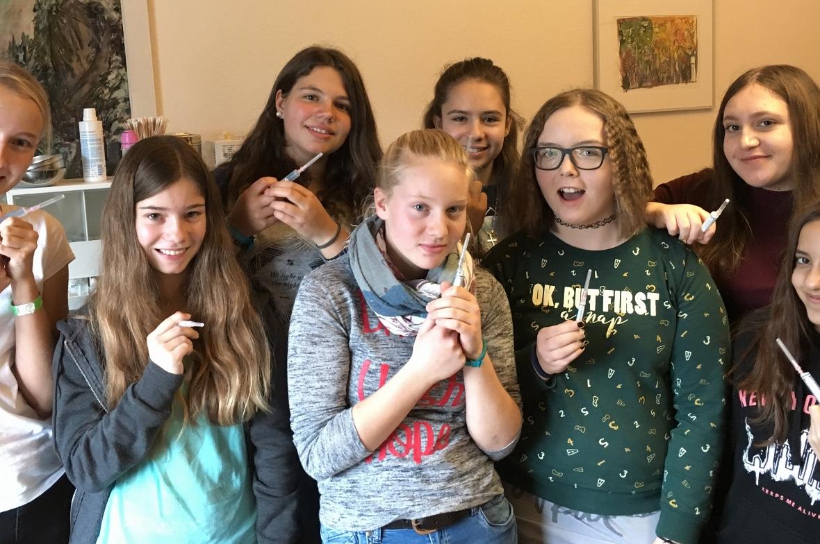 Der Umgang mit Spritzen will gelernt sein – Workshop in der Praxis von Dr. Thomas Zimmerli.