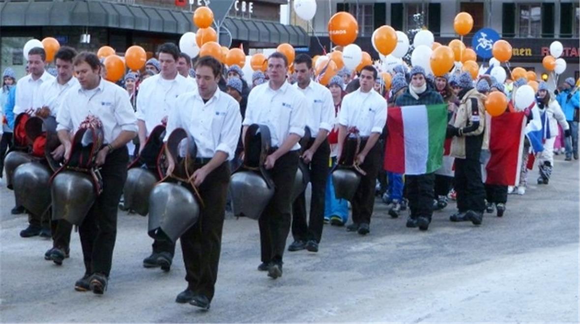 JUSKILA feiert sein 70.Jubiläum Der Umzug der Juskila-Teilnehmer wird von der Treichlergruppe angeführt.