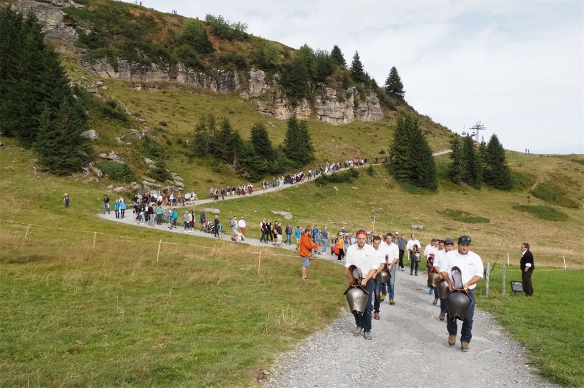 Der Umzug mit dem Treichlerklub Strubelgruss Lenk an der Spitze führte von der B...