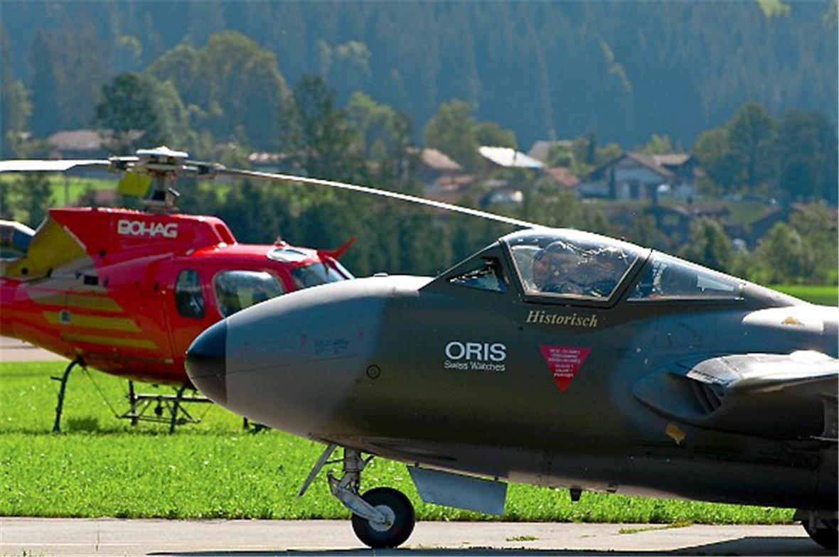 Der Vampire-Trainer im Vorbeirollen vor der 2-Turbinen-Augusta K2 der einsatzber...