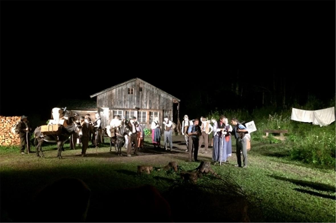 Der Verein Freilichttheater Saanenland bei der Premierenvorstellung.