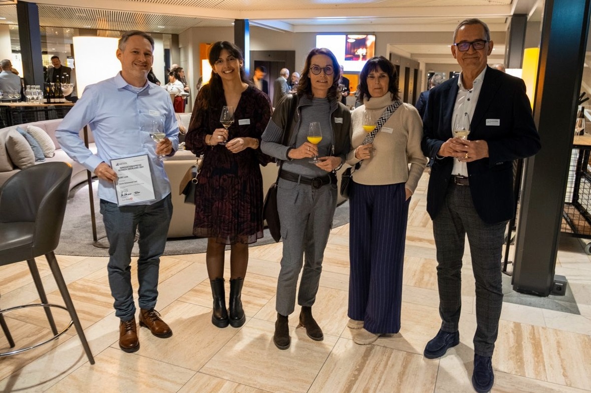 Der Verein Ortsmuseum Lenk mit Patrick Kohli, Andreia Dos Santos, Barbara Schläppi, Sylvia Kammacher und Peter Manfred Schläppi freut sich über den Preis.