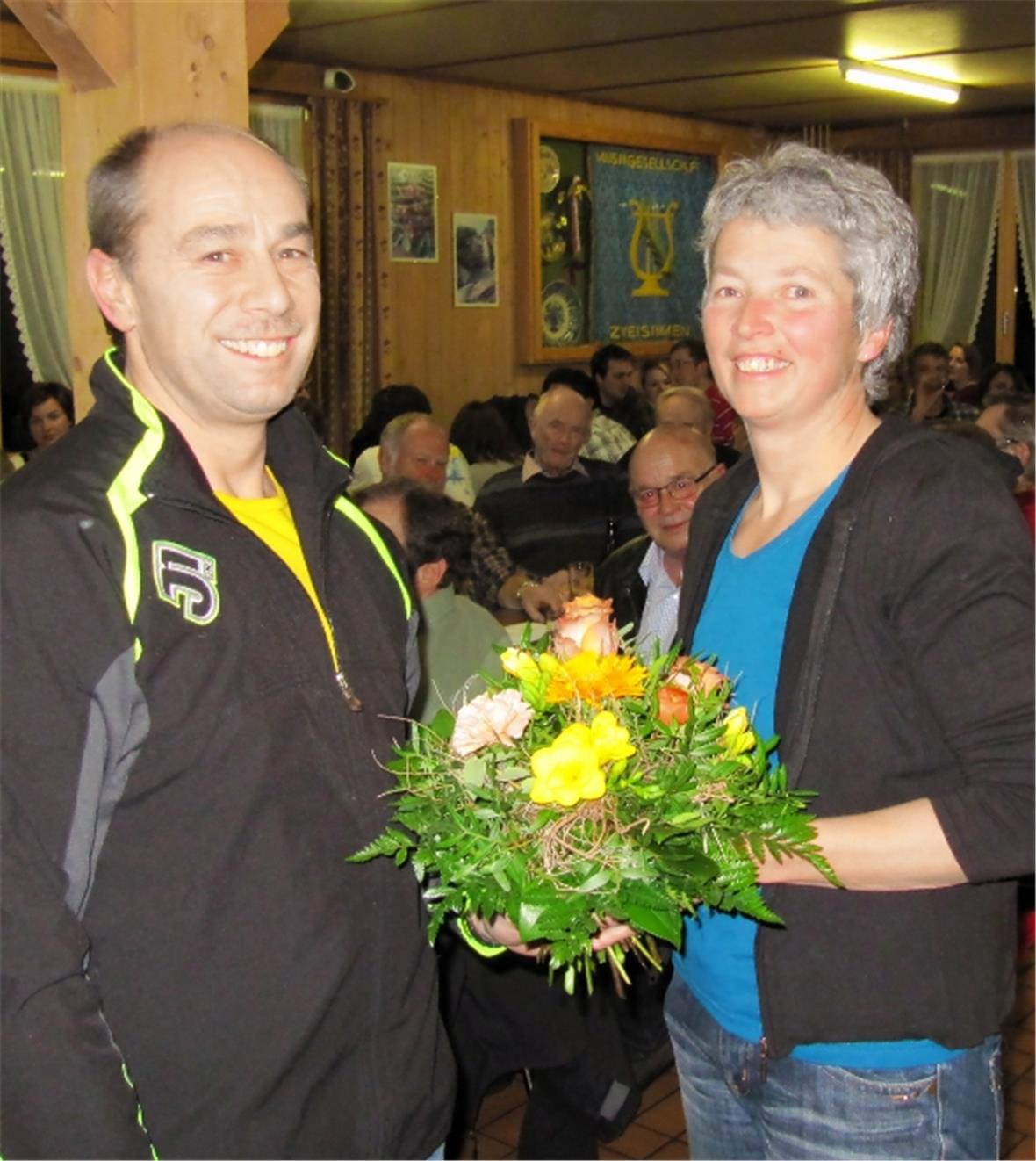 Der Vereinspräsident Dani Dumont gratuliert Ursi Müller zur Ehrenmitgliedschaft.