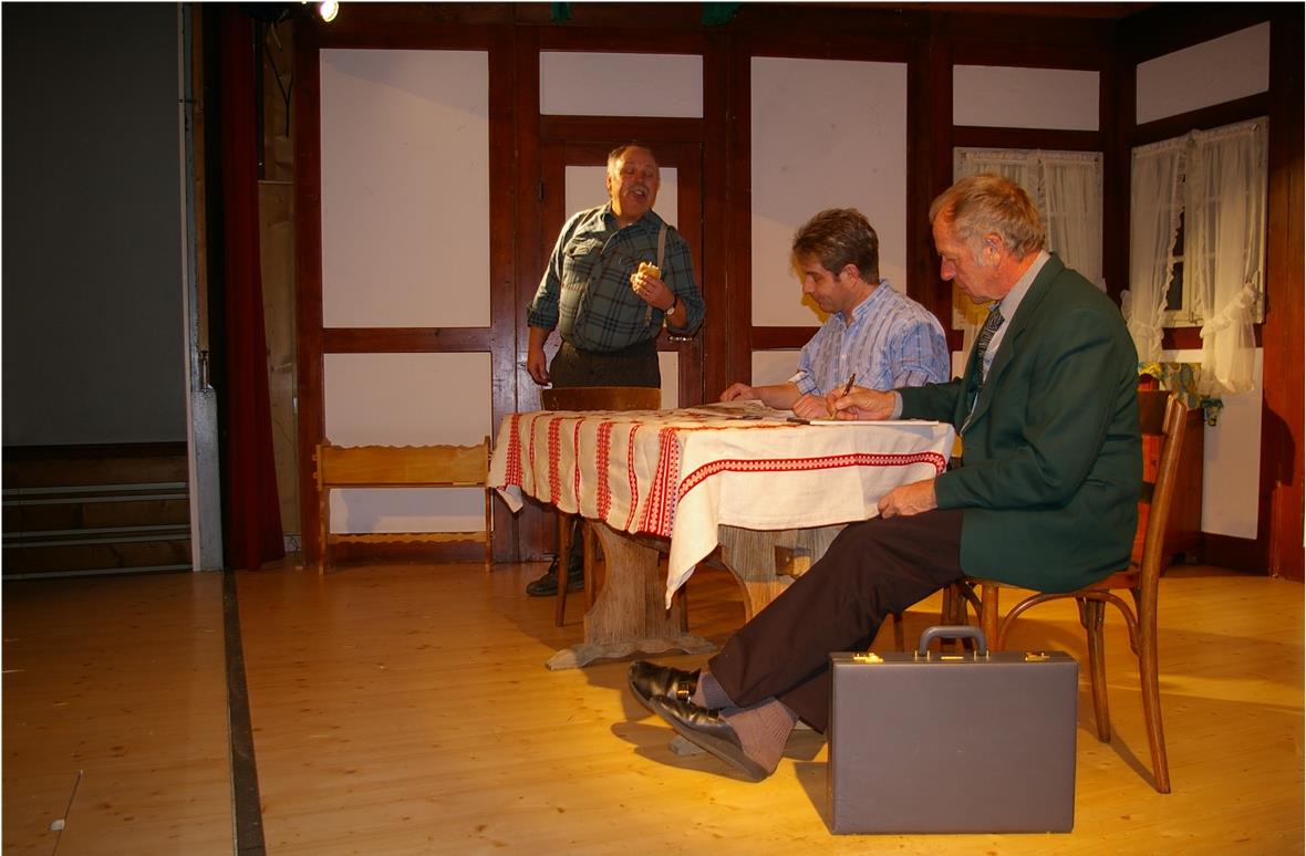 Der Verkäufer verspricht dem Bauer das Blaue vom Himmel.