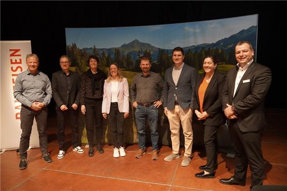 Der Verwaltungsrat der Raiffeisenbank Obersimmental-Saanenland (von links): Erich Rufener, Christoph Däpp (Präsident), Sophie Bernhard Aellen, Tanja Eschler (neu), Christian Iseli, Silvio Maurer (Vizepräsident), Lea Romang (Rücktritt) und Michael Dänzer (Vorsitzender der Bankleitung).