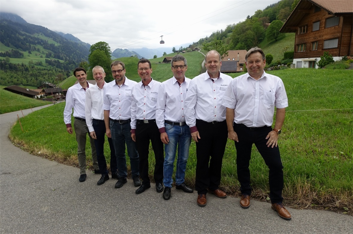 Das 2022 war das beste Jahr der Stockhornbahnen Der Verwaltungsrat der Stockhornbahn AG (im Hintergrund die Gondel der unteren Sektion) zeigte sich über den guten Abschluss fürs vergangene Geschäftsjahr erfreut (von links): Frank Gurtner, Christoph Rohn, Michael Bieri, Markus Hügli, Werner Bühler, Präsident Bernhard Gyger sowie Geschäftsführer Stefan Schmid.