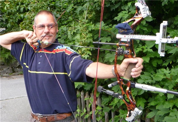 Der Vizeweltmeister im Pfeilbogenschiessen, Franz Kilchör aus der Lenk, demonstriert sein Hightech-Gerät.