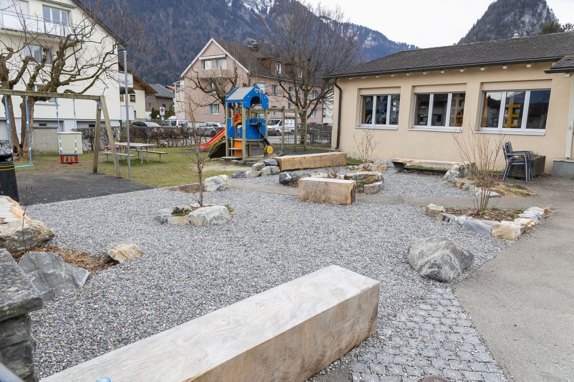 Der Vorplatz der Bibliothek hat nun Kies-, Stein- und Pflanzenbereiche.