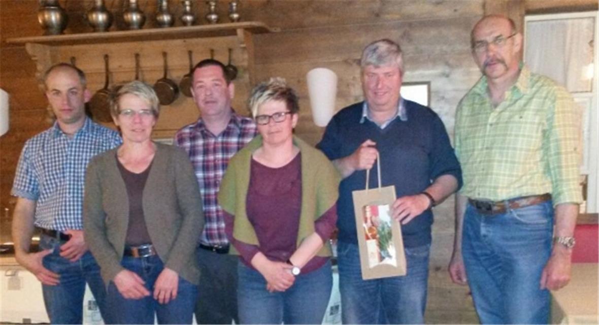 Der Vorstand: Urs Wittwer, Silvia Bichsel, Emil Wälti, Monika Meinen, der zurückgetretene Präsident Hermann Rösti und der neue Präsident Hans Teuscher.