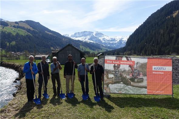 Der Vorstand der Schwellengemeinde St. Stephan wünschte dem langjährigen und umfangreichen Projekt zum Baubeginn gutes Gelingen (von links): Fritz Perren und Peter Moor, Rudolf Krebs (Polier) und Alexander Lanz (Bauführer der Kästli Bau AG) sowie Kari Bieri und Präsident Hansruedi Bühler.