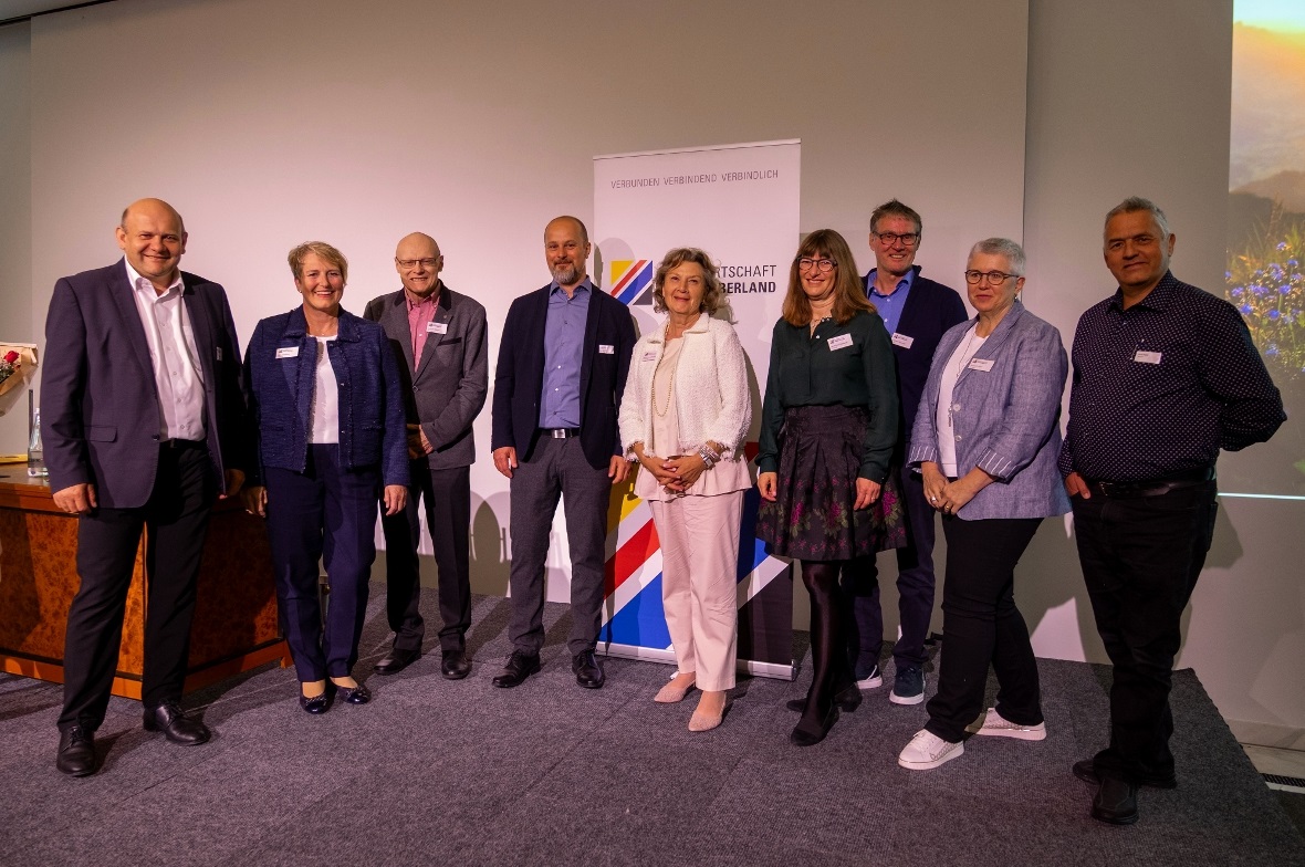 Der Vorstand der Volkswirtschaft Berner Oberland verabschiedete sich von Präsidentin Marianna Lehmann (von links): Ernst Wandfluh, Vera Brawand-Küng, Andreas Michel, Patrick Gurtner, Marianna Lehmann, Beatrice Fridelance, Michael Teuscher, Beatrice Zeller und René Müller.