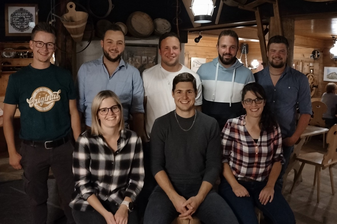 Der Vorstand des Fanclubs mit Lars Rösti in der Mitte (hinten von links): Florian Rufener, Moritz Moor, Ueli Moor, Benjamin Moor und Dominic Rufener. In der vorderen Reihe Ramona Moor, Lars Rösti und Céline Aegerter.
