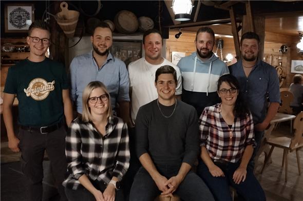 Der Vorstand des Fanclubs mit Lars Rösti in der Mitte (hinten von links): Florian Rufener, Moritz Moor, Ueli Moor, Benjamin Moor und Dominic Rufener. In der vorderen Reihe Ramona Moor, Lars Rösti und Céline Aegerter.