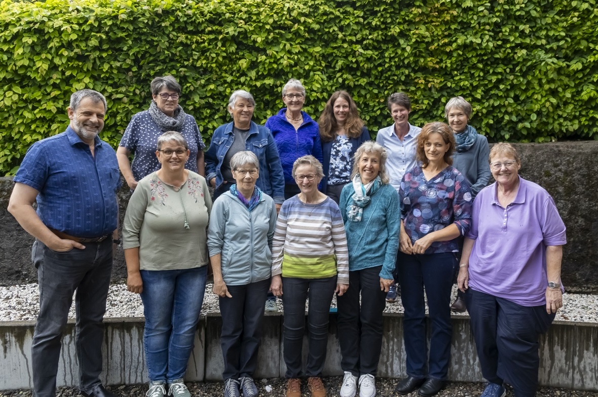 Der Vorstand in aktueller Zusammensetzung (hintere Reihe von links): Ruedi Müller, Anna Klossner, Brigitte Berger, Elisabeth Reber, Denise Zeller, Vroni Pieren, Elsbeth Wittwer. Vordere Reihe: Isabelle Schneider, Marianne Brönnimann, Greti Stucki, Ursula Blaser, Lydia Dreyer, Nicole Staudenmann.