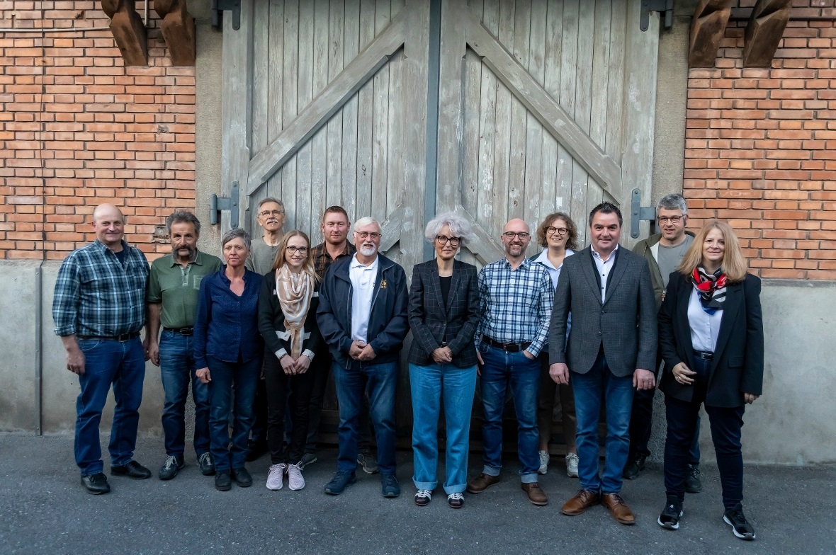 Der Vorstand mit den beiden Referenten: Jürg Küng, Dres Moor, Kathrin Allenbach, Hans Mani, Flavia Schenk, Christian Ueltschi, Jakob Rösti, die beiden Referenten Katrin Schneeberger und Thomas Gerner, Beatrice Böhny, Thomas Knutti, Beat Gerber und Silvia Jäger.