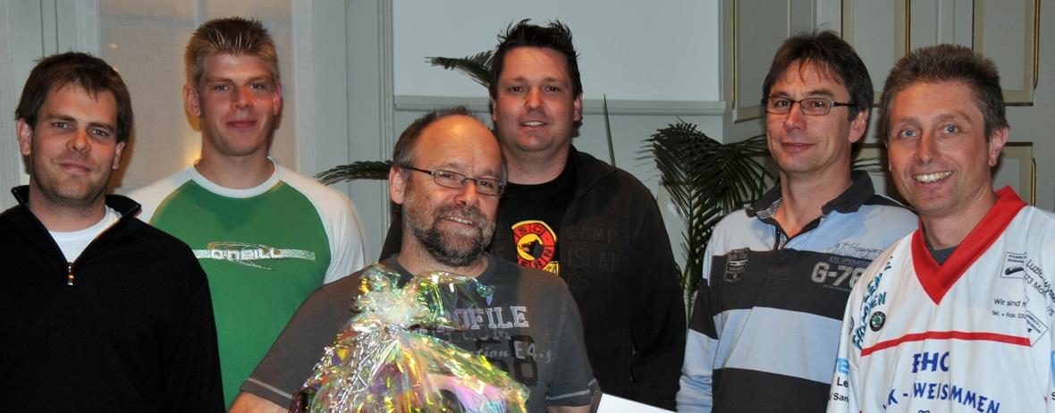 Der Vorstand v.l.n.r.Tom Wittwer, Jürg Thierstein, Mario Ginggen, Marc Balsiger und Paul Wälti (es fehlen Lorenz Thüring und Godi Ginggen jun.) freut sich mit dem neuen Ehrenmitglied Andreas «Jäss» Ziörjen